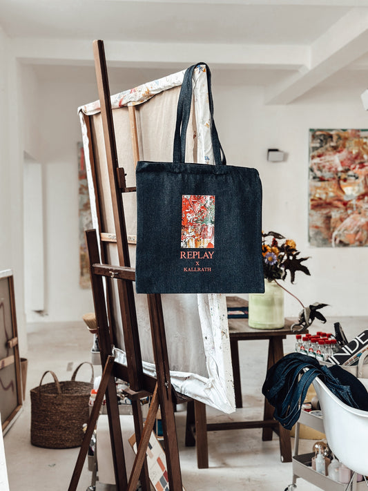 replay italienische Modefirma und lokale Künstlerin kallrath Taschen Jutebeutel blau und bunt