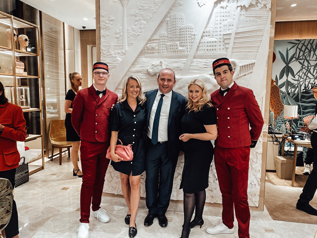 theresa Kallrath kallART Cartier Kunst Schmuck jewellery Königsallee art night art dusseldorf Gehlen Linn kühne Bianca hauda arte Moderation speaker Panel art fach talk artist female painter Cartier atelier collab red