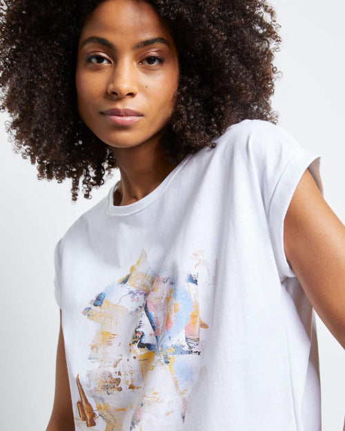 Kunst von Theresa Kallrath ist auch durch Kooperationen bekannt geworden, wie in etwa auf Kaffee Verpackungen (s. sometime via Tchibo), auf Puzzles (prts via Westwing) oder auf Mode (s. Foto: Cinque x Kallrath - the Art Shirt).