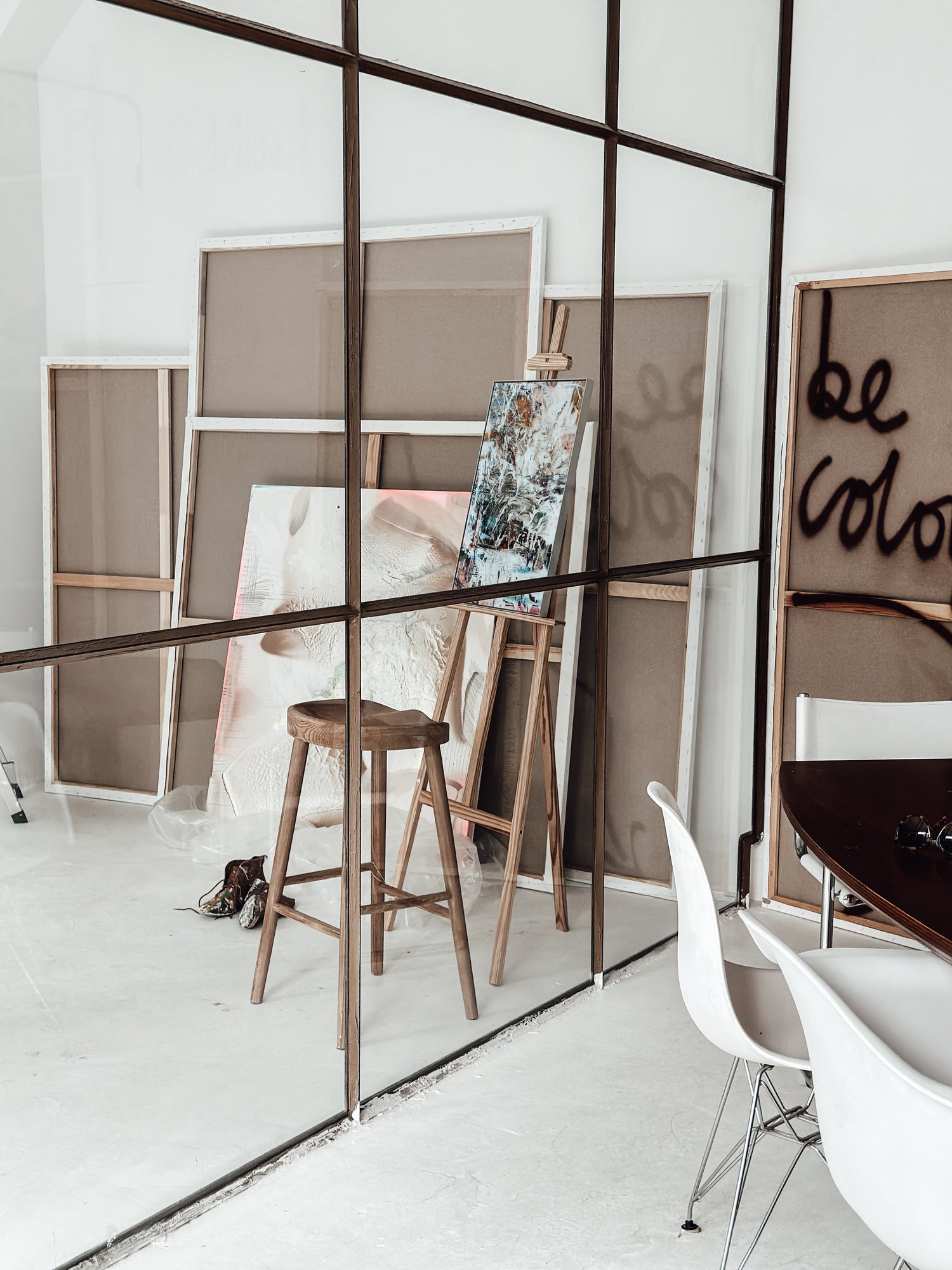 Direkt lokal und aus erster Hand haben Kunstinteressierte die Chance direkt vom Artist aus der Werkstatt zu kaufen. Via dem Art Geschäft Shop oder per Bersichtigung. Der Art Showroom Fläche zeigt die Bilder im authentischen Ambiente. Fotos by Theresa Kallrath aka. kallART