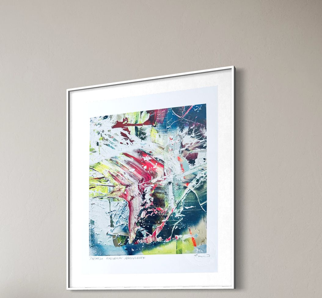 # Fine Art Print Edition – Ein Einstieg in die Bildwelt von Theresa Kallrath
**Theresa Kallrath | Zeitgenössische abstrakte Kunst aus Düsseldorf**
Die Fine Art Prints eröffnen einen unmittelbaren Zugang zur künstlerischen Bildwelt von Theresa Kallrath. Die Edition vereint ausgewählte Motive aus ihrem Schaffen der Jahre 2023 bis 2025 und macht zentrale Elemente ihrer zeitgenössischen abstrakten Malerei in einem kompakten Format erfahrbar.
Ausgangspunkt der Prints sind Ausschnitte großformatiger Leinwandar