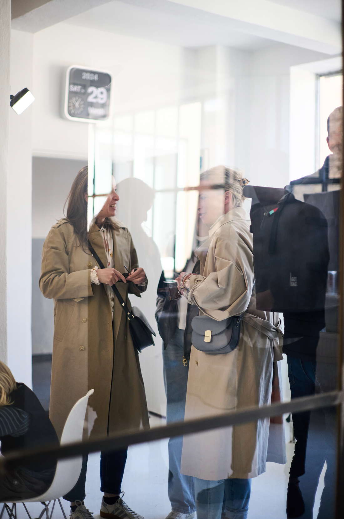 vogue x Breuninger replay Veranstaltung koop dollab Theresa Kallrath kunst malen auf Taschen fashion atelier studio vs store event artlover community kunst sammeln kaufen kallart kallrath theresa 