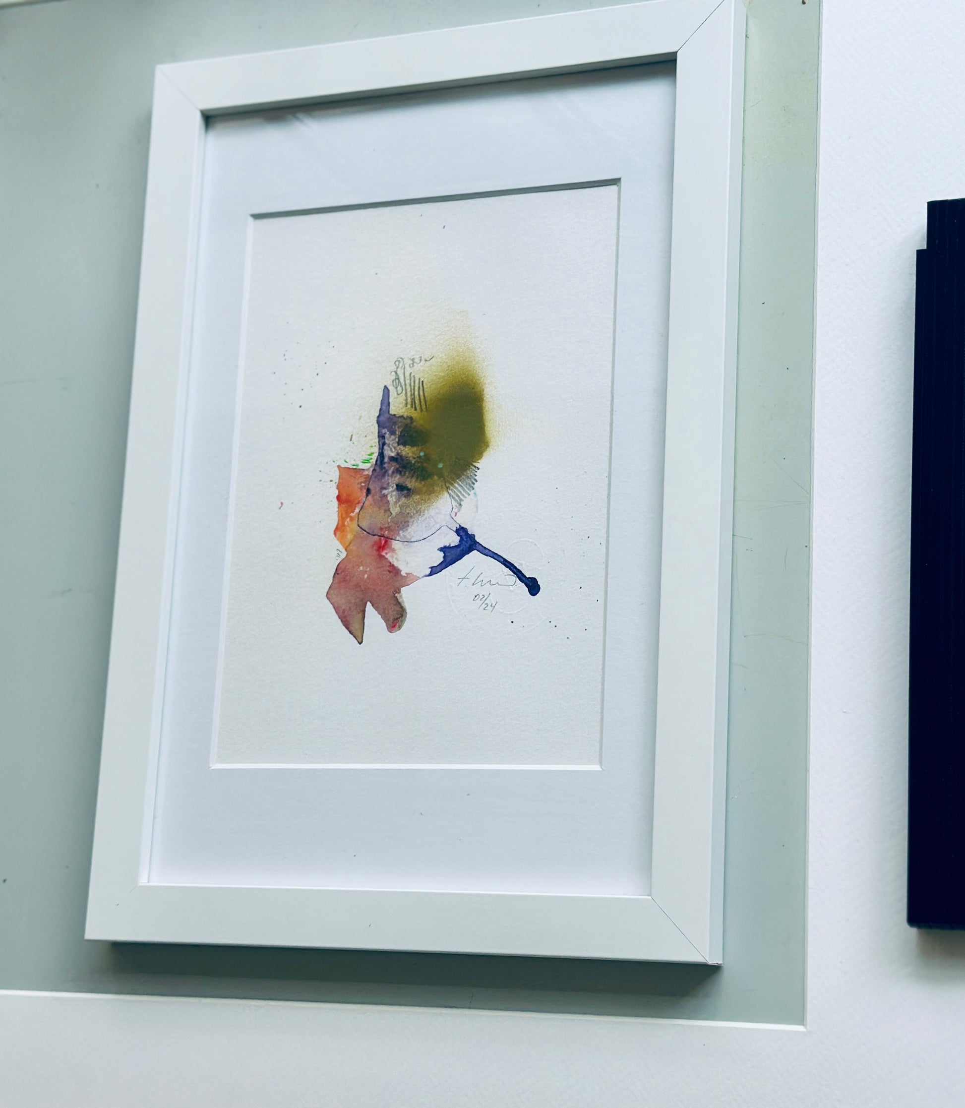Eine Farbstudie bietet einen unmittelbaren Einblick in den künstlerischen Entstehungsprozess. Anders als eine Reproduktion oder ein Fine Art Print handelt es sich bei dieser Arbeit um ein originales Unikat aus dem Atelier von Theresa Kallrath.
Die Studie verbindet Bleistift- und Aquarellskizzen mit flächig aufgetragenem Acryl.