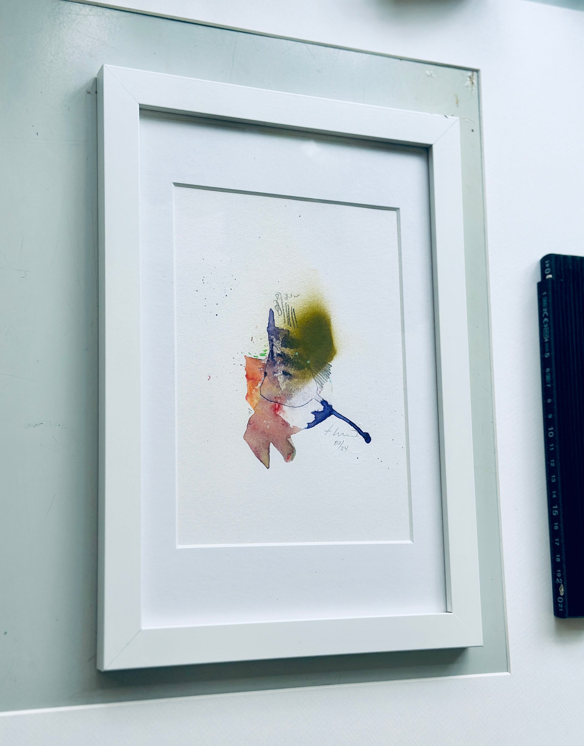 Diese originale Farbstudie auf hochwertigem Hahnemühle Papier entstand im Februar 2024 als künstlerische Vorarbeit zu einer Leinwandarbeit. Farbstudien sind für Theresa Kallrath Wegbereiter ihrer Malerei: Sie entstehen aus der Auseinandersetzung mit Farbe, Komposition und Bewegung und dienen als eigenständige Skizzen und Ausgangspunkte für spätere großformatige Werke.
Die Studie verbindet Bleistift- und Aquarellskizzen mit flächig aufgetragenem Acryl. Düsseldorf Art Cologne Essen Dortmund Akademie