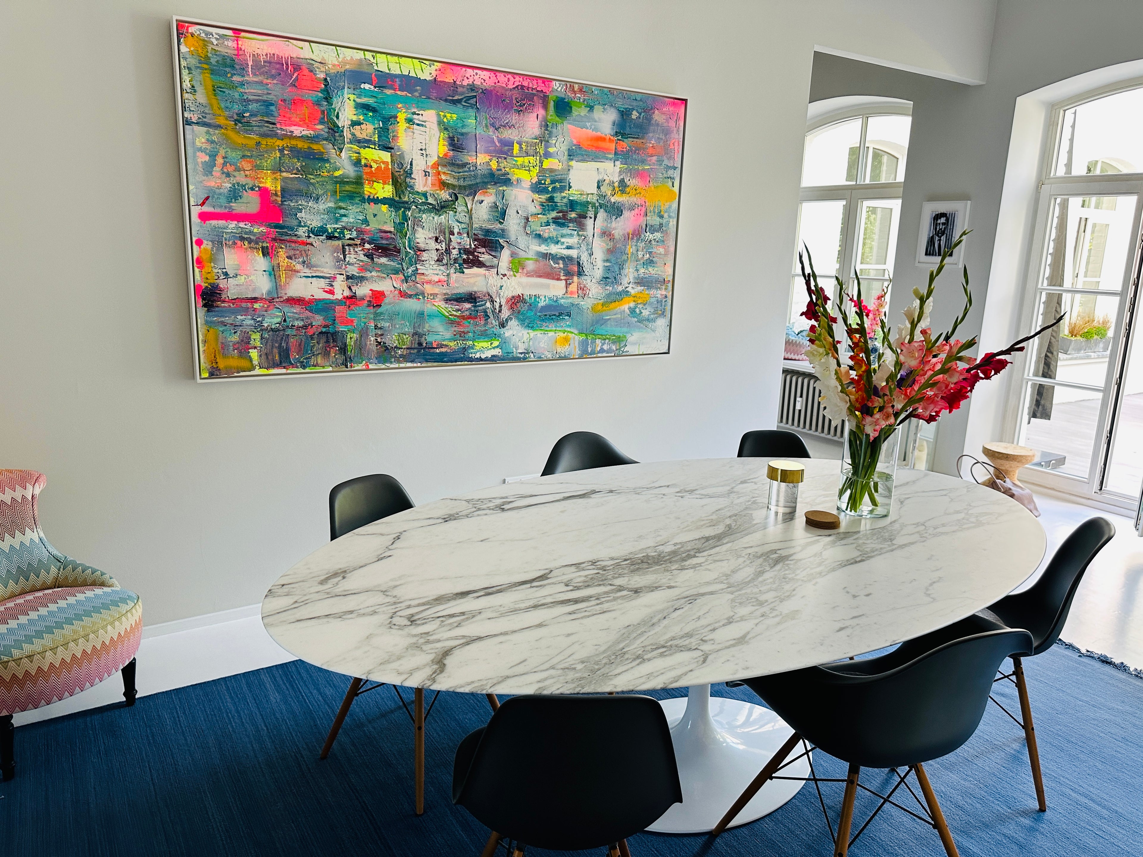 Zeitgenössische Malerei im Interior Kontext, abstrakte Kunstwerke auf Papier und Leinwand, klein bis großformatig, kraftvolle Farbwelten und gestische Malerei für stilvolle Einrichtung, professionelle Künstlerin aus Deutschland mit Ausstellungen in Berlin, Hamburg, München und international, Atelierbesuch und Beratung nach Terminvereinbarung
