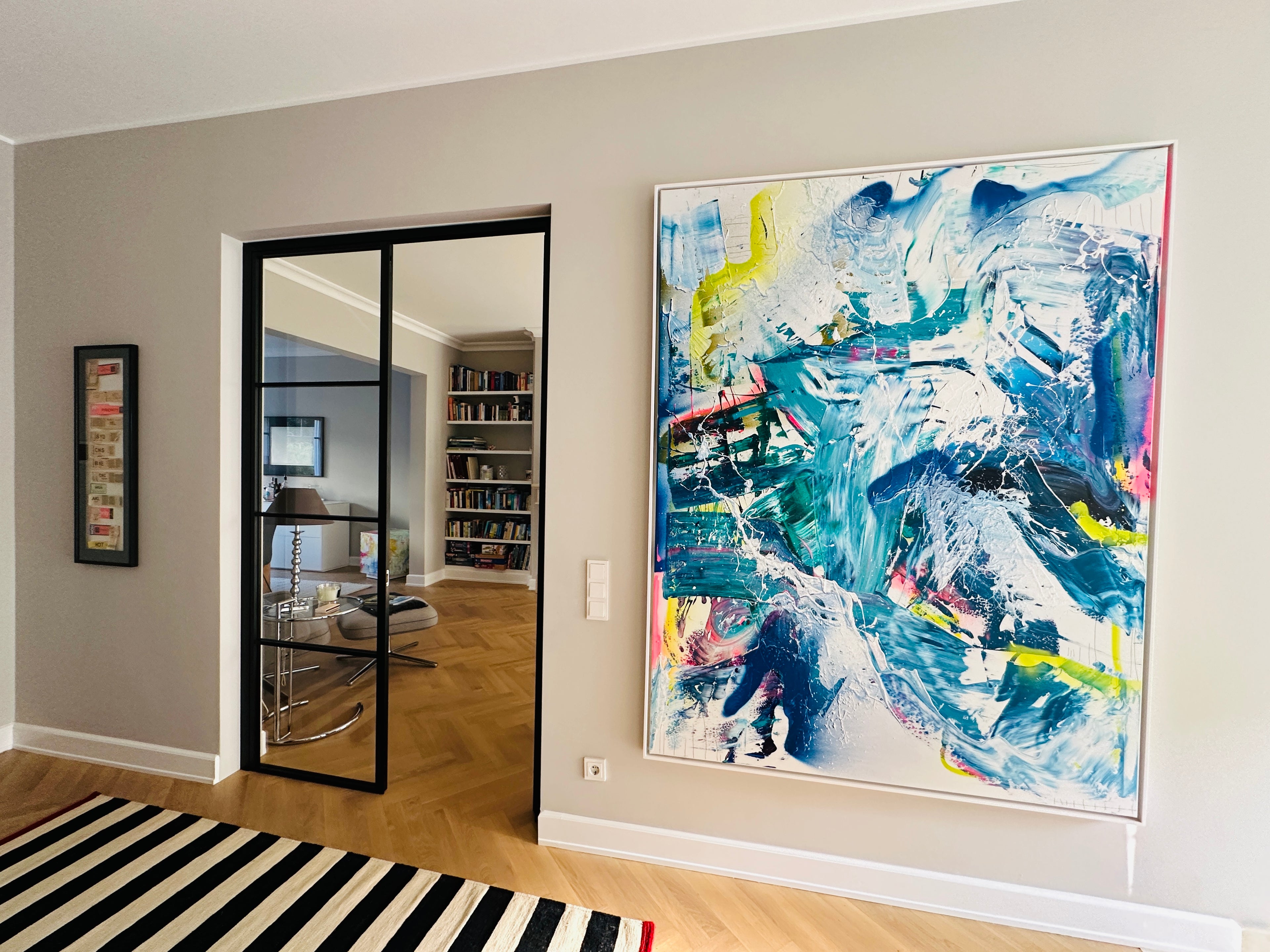 Meine abstrakte Kunst entstand und wirkt in kreativen Kooperationen mit Marken wie Löwensenf, H&M Home, Mercedes-Benz, Westwing, Cartier, UNICEF, Cinque, Replay und MTV.