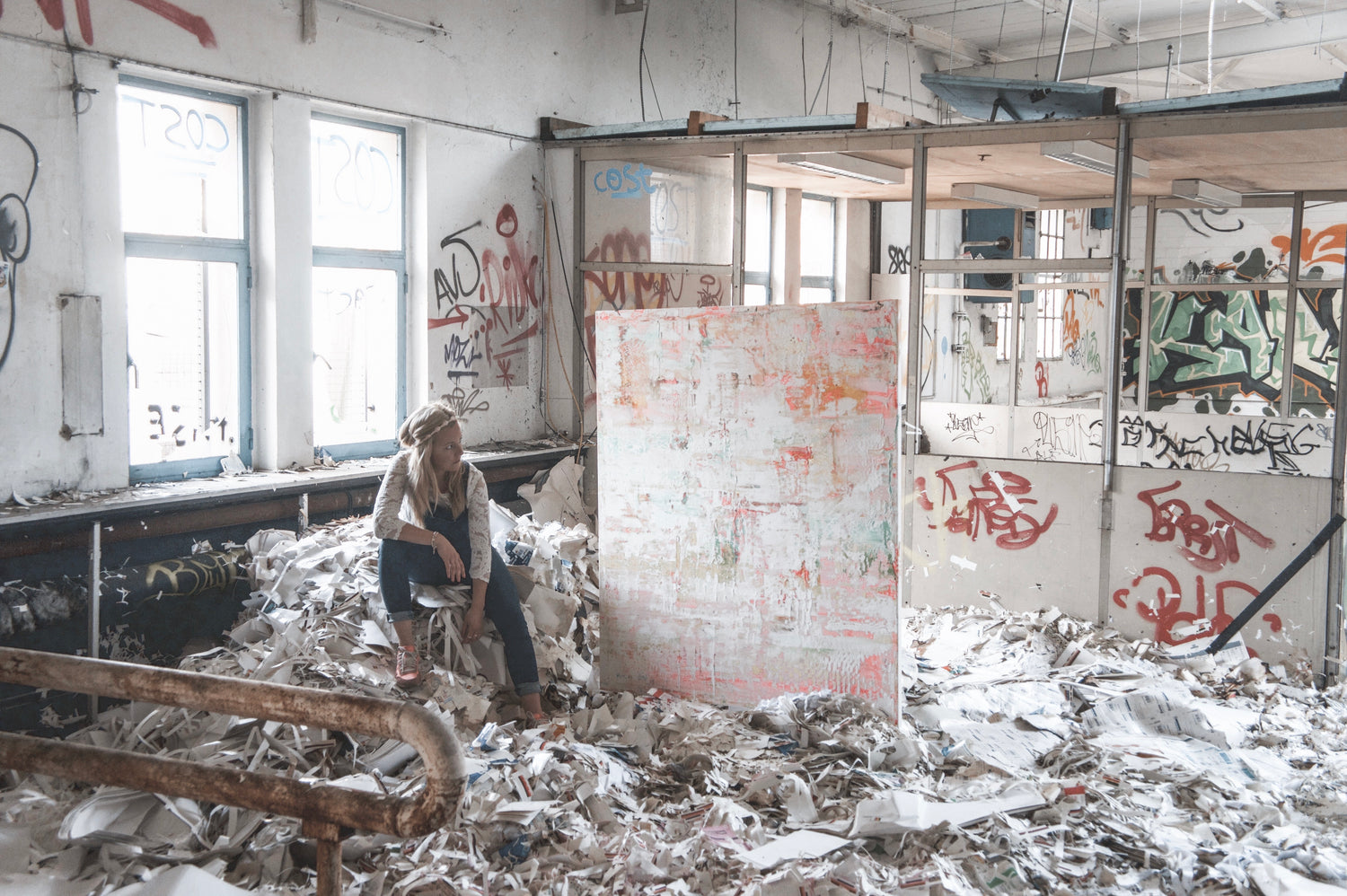 Wild Free Powerful fulltime artist Theresa Kallrath im Working Space Atelier Offspace Studio Industrial Style Minimal Scandi Copenhagen Berlin Style