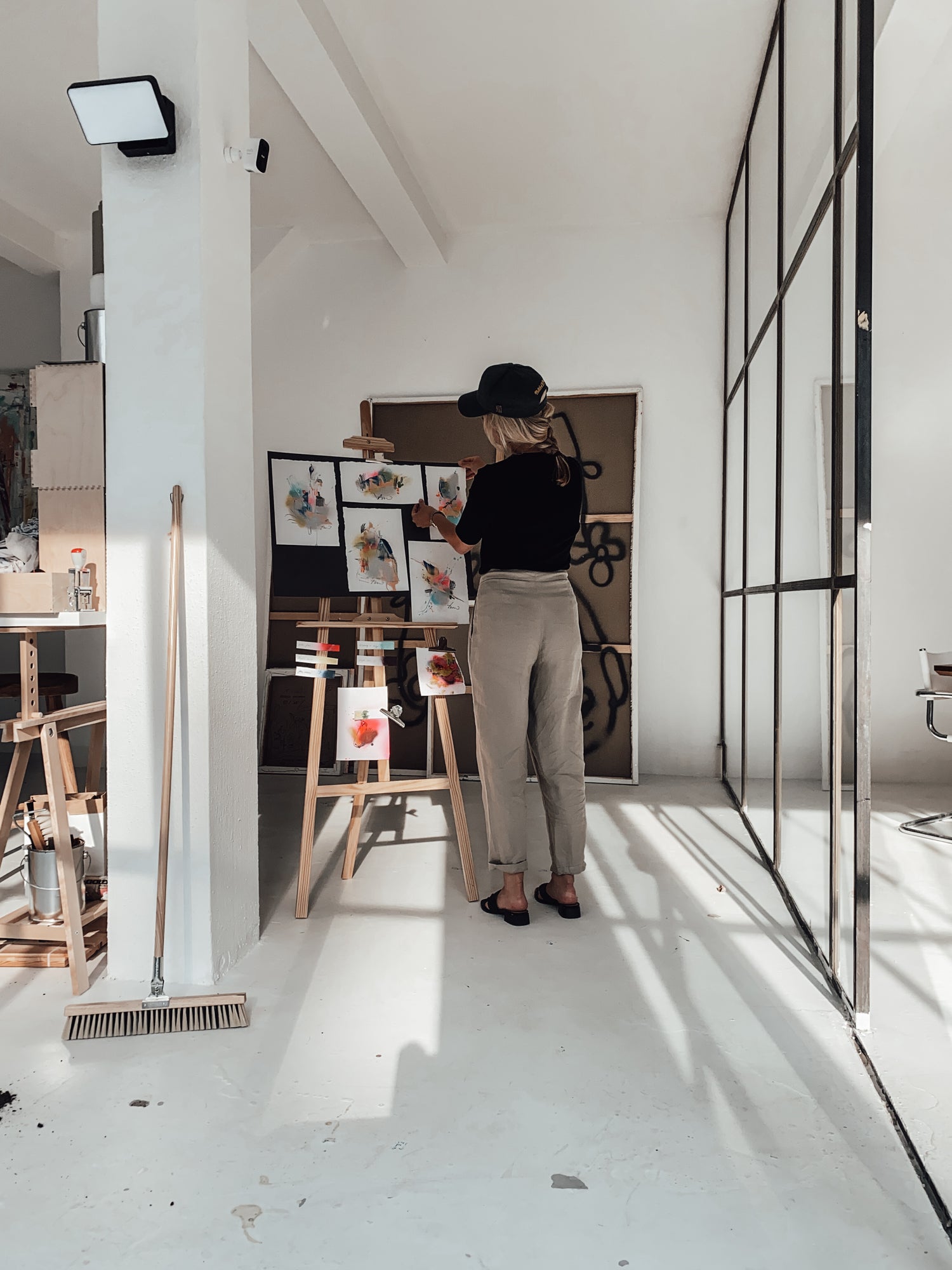 Theresa Kallrath malt und arbeitet im Atelier Studio an ihren bunten abstrakten Leinwandbilder 