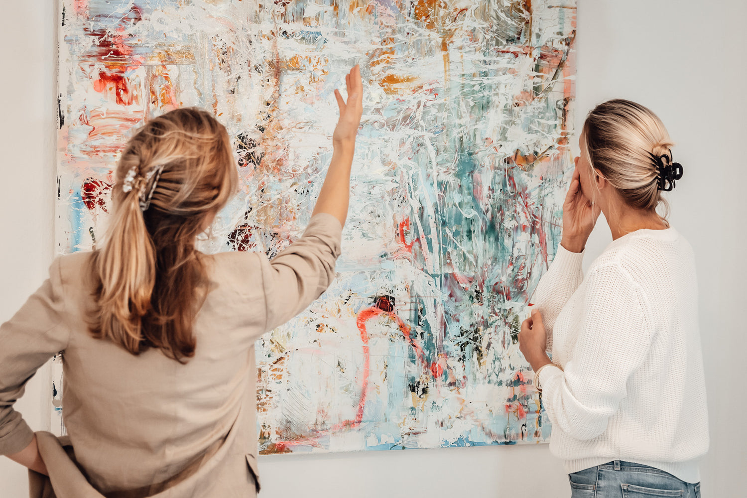 Kunstinteressierte Firmen Sammler Galeristen Firmen Kreative Models Künstler Schulen und Universitäten besuchen Theresa Kallrath in ihrem Hinterhof Atelier um sich die Kunst Branche persönlich erklären zu lassen. 