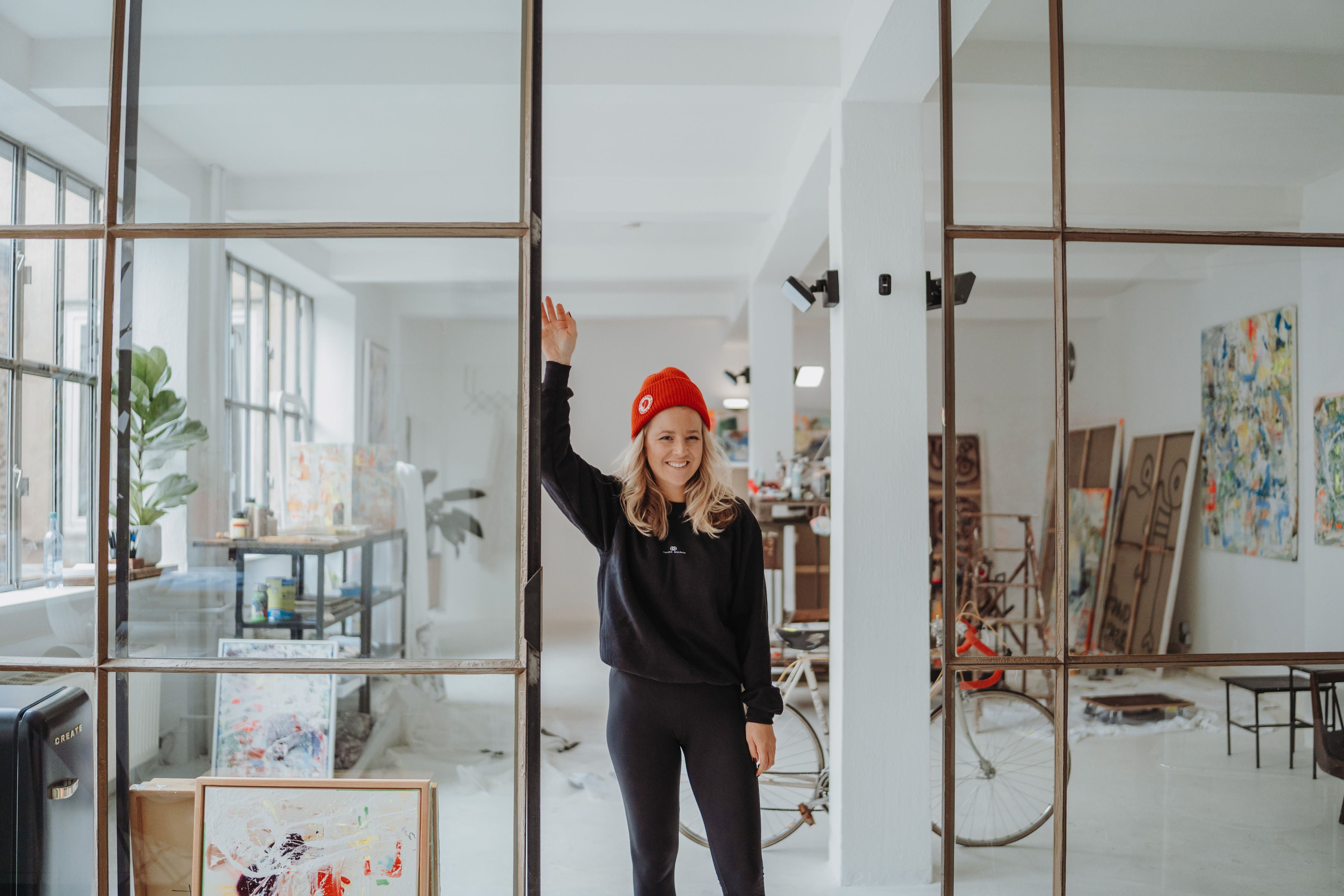 kunst aus düsseldorf studio atelier schwedisch deutsche Malerin Kunstakademie ensba skandinavische malerei schöner wohnen flow Magazin zeit Campus Magazin Loft studio Industrie atelier kunst sammeln Wandbild kaufen