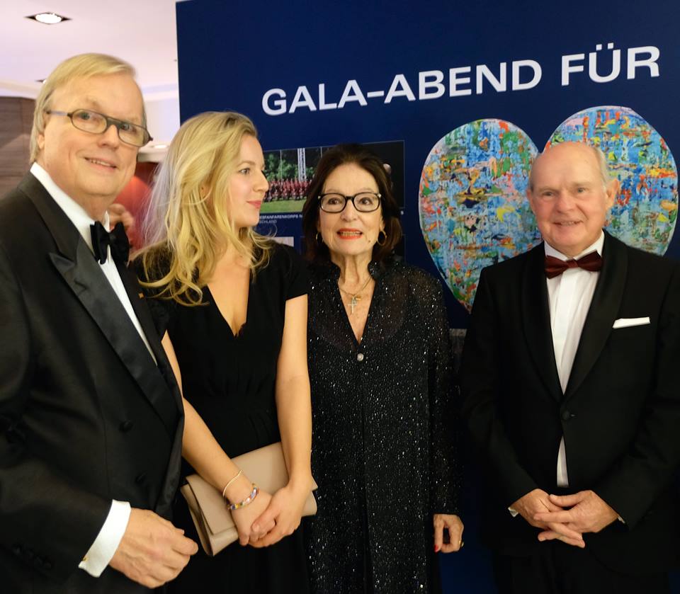 Heribert Klein, Theresa Kallrath, Nana Mouskouri und Herbert Schmäke Kunstgießerei Düsseldorf